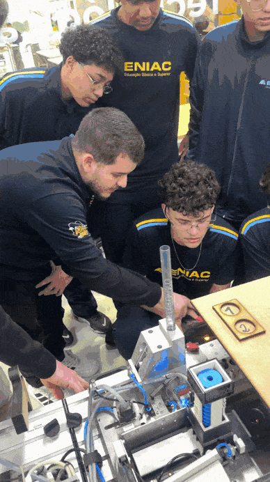 Jovens participando de experiência prática no Bootcamp ENIAC